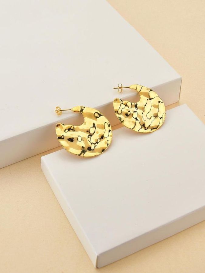 Brinco Meia Argola Martelada — banho de ouro 18k, Heali Semijoias