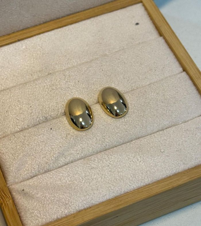 Brinco Oval Liso — banho de ouro 18k, Heali Semijoias