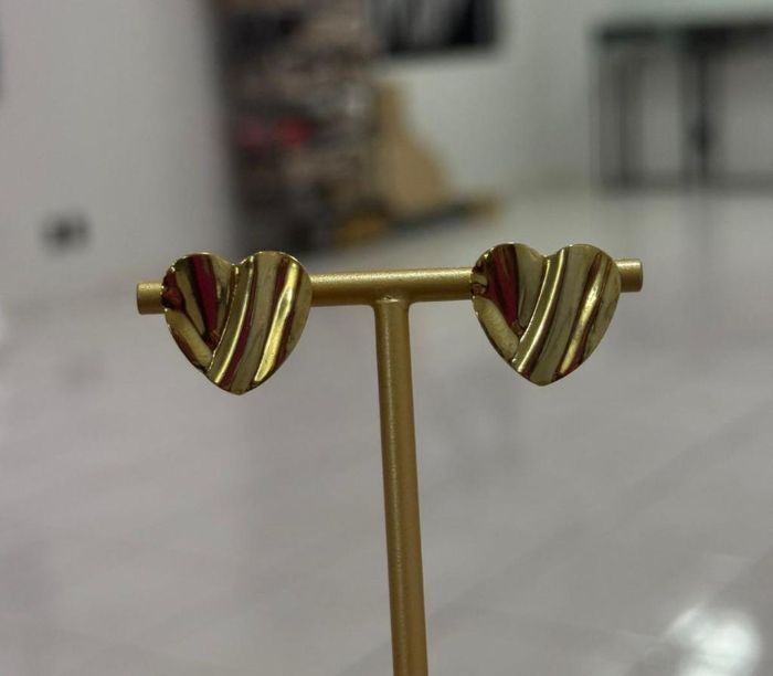 Brincos Brinco Coracao Martelado — banho de paládio, Heali Semijoias