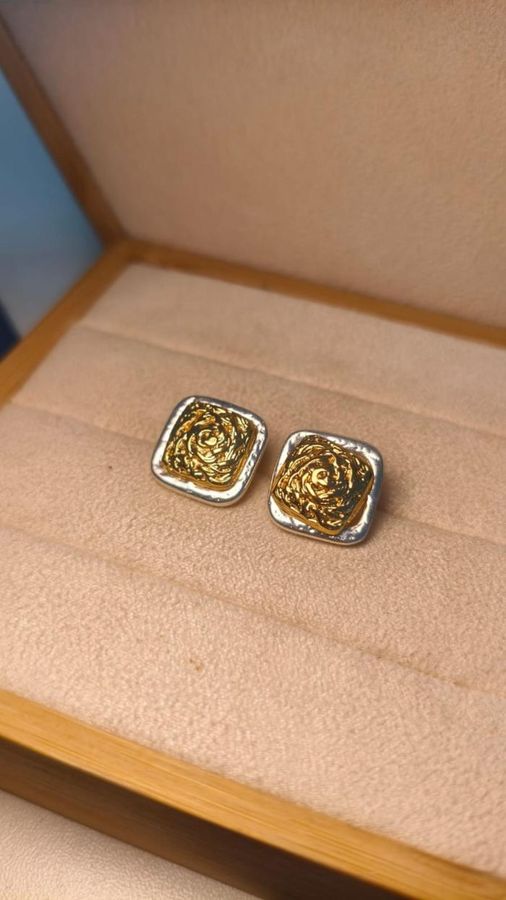 Brinco Encaixe Quadrado Trabalhado Mix Prata E Ouro — banho de ouro 18k, Heali Semijoias