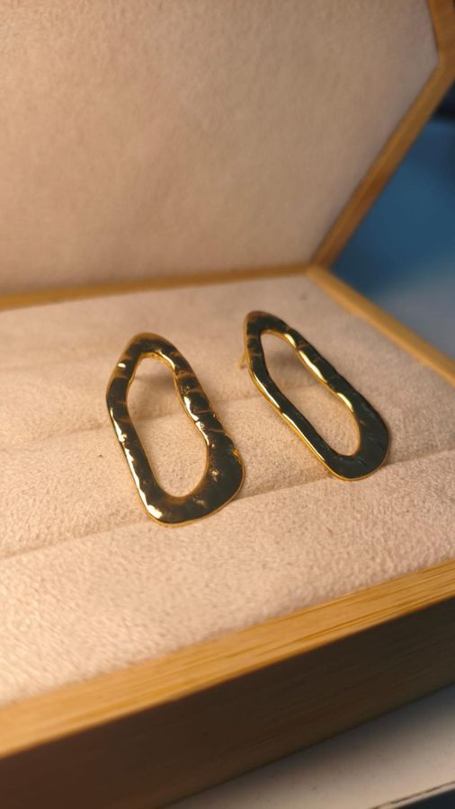 Brinco Oval Orgânico — banho de ouro 18k, Heali Semijoias