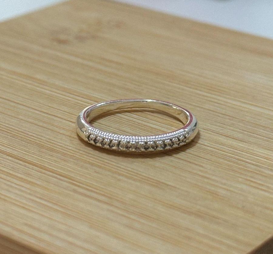 Anel Meia Alianca Cravejada Zirconia Incolor — banho de prata, Heali Semijoias