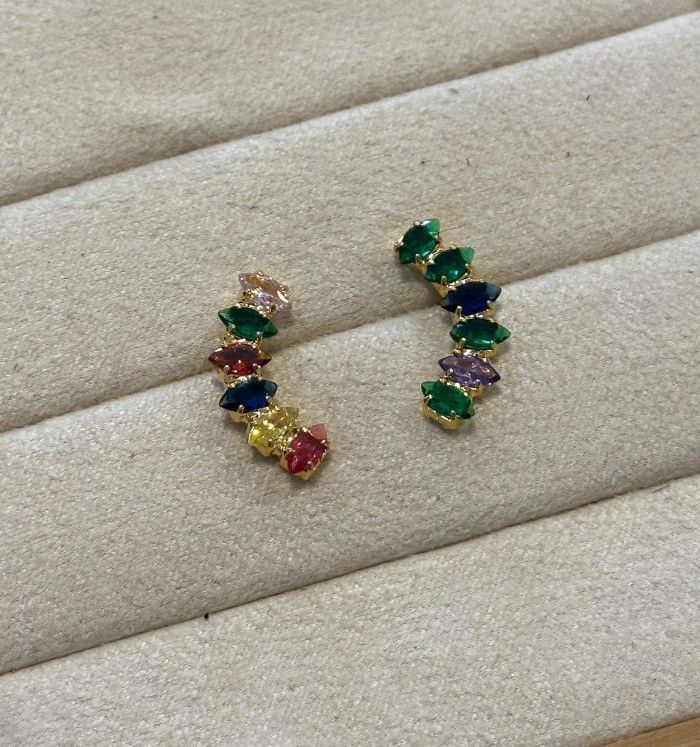 Brinco Curvo Cravejado Zirconias Coloridas — banho de paládio, Heali Semijoias