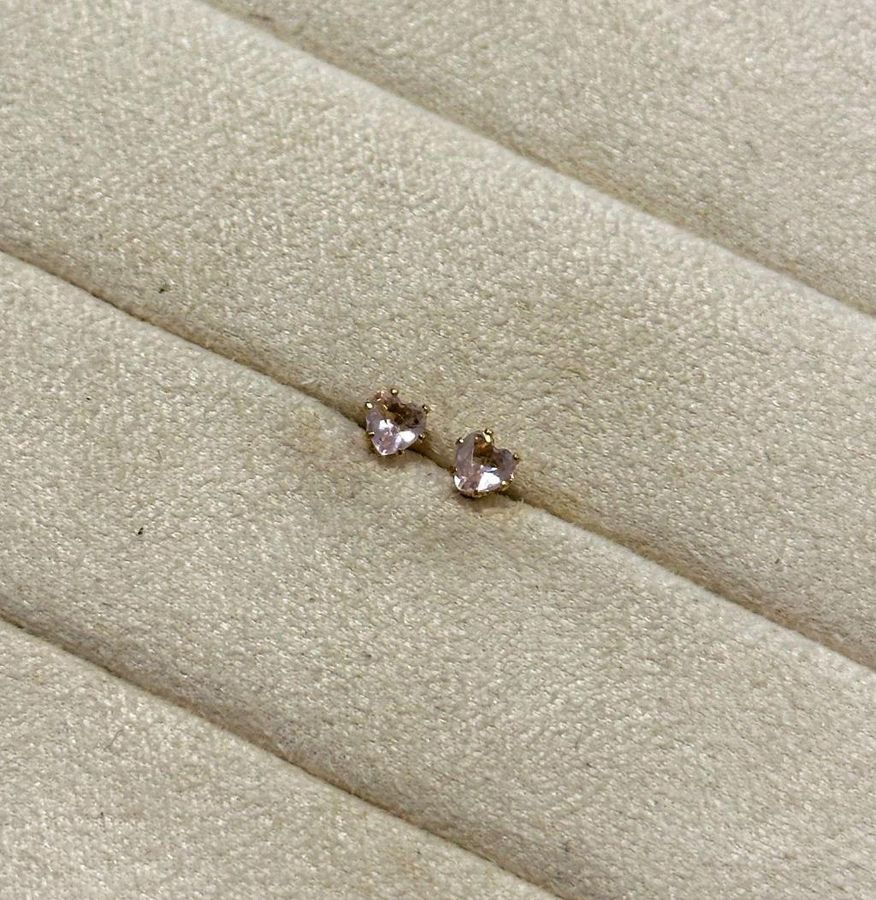 Brinco Ponto Luz Zircônia Rosa Claro Dourado — banho de ouro 18k, Heali Semijoias
