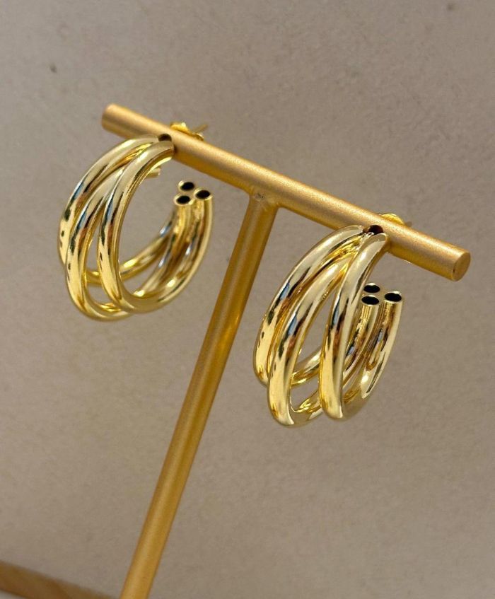 Brinco Meia Argola 3 Tubos — banho de ouro 18k, Heali Semijoias