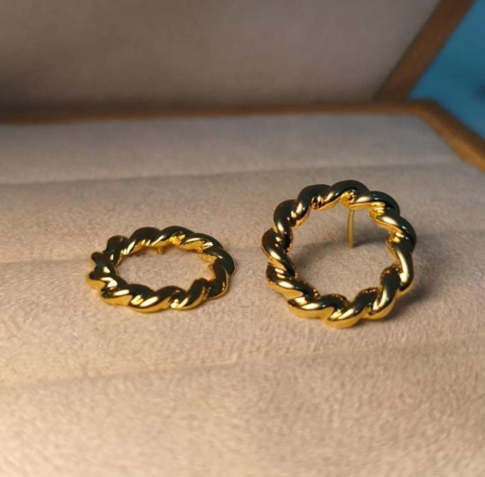 Brinco Aro Torcido — banho de ouro 18k, Heali Semijoias