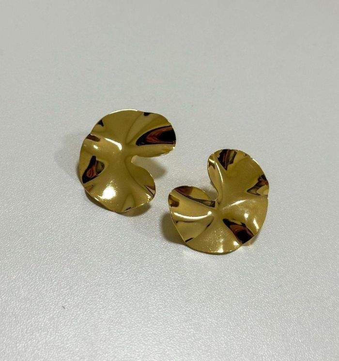 Brinco Meia Flor Chapa — banho de paládio, Heali Semijoias