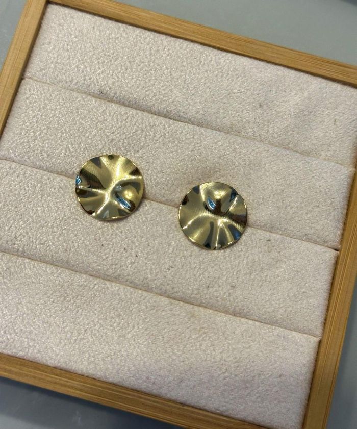 Brinco Chapa Redonda Amassada Banho Ouro — banho de ouro 18k, Heali Semijoias