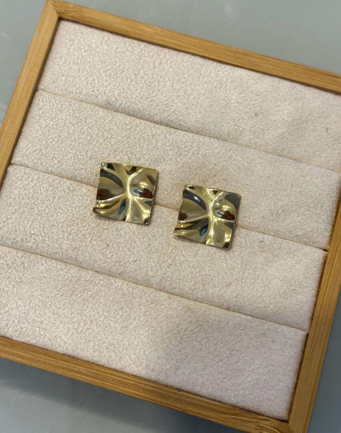 Brinco Chapa Quadrado Amassado Organico Banho Ouro — banho de ouro 18k, Heali Semijoias
