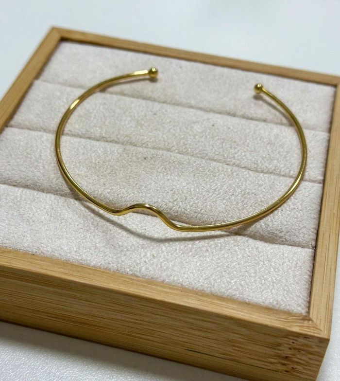 Bracelete Liso Com Detalhe EM V — banho de ouro 18k, Heali Semijoias