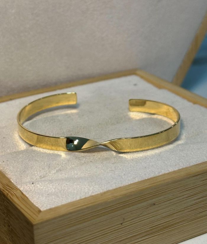 Bracelete Com Detalhe Torcido Banho Ouro